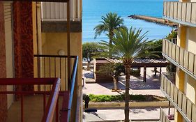 Sunny Apartment Near The Beach